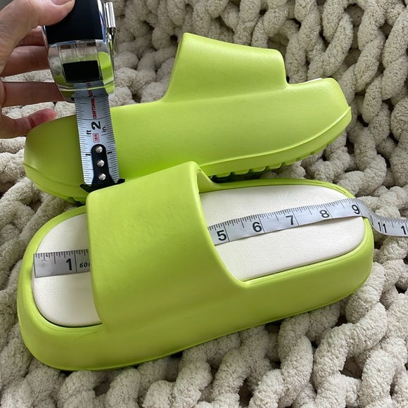 NEW 🆂🅾🅻🅳 Lime green platform pool slides beach shoes 7 chunky flatforms rare - Picture 2 of 10